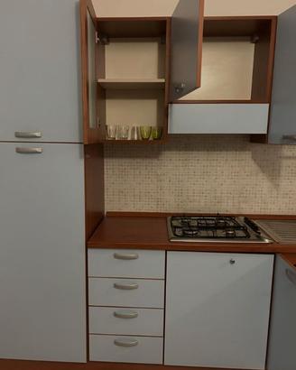 Cucina monoblocco con frigo e piano cottura
