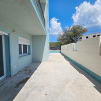 Nuovo quadrivano con cortile privato e posto auto