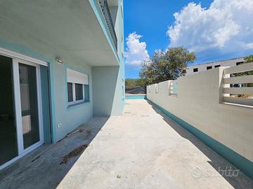 Nuovo quadrivano con cortile privato e posto auto