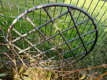 Cerchio  diametro 90 e separe in ferro battuto
