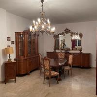 Prestigioso salone in legno intarsiato e cristallo
