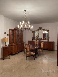 Prestigioso salone in legno intarsiato e cristallo
