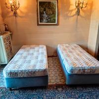 2 letti singoli con materassi