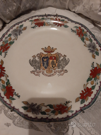 Piatto in porcellana con stemma