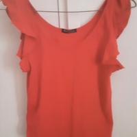 top rosso/brillante con volant sulle spalle 