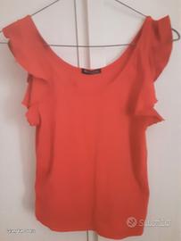 top rosso/brillante con volant sulle spalle 