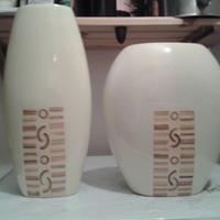 vasi d'arredo color panna con grafiche anteriori m