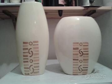 vasi d'arredo color panna con grafiche anteriori m