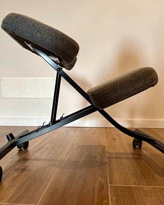 Sedia ergonomica con appoggio ginocchia