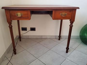 Scrivania in legno