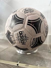 Pallone con firme Barça 1983, con firma Maradona