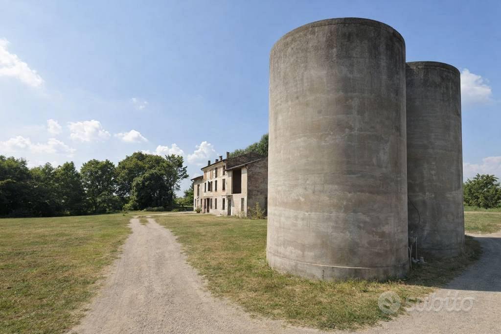Rustico / Casale di 513 m² con più di 5 locali a C - Vista 2