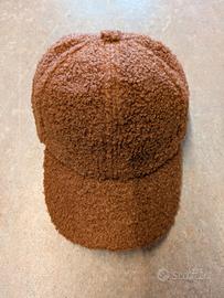 CAPPELLINO MARRONE CON PELO