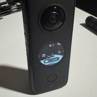 Insta360 X2 con accessori