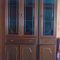 Vetrina / credenza in legno scuro con vetrine