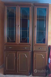 Vetrina / credenza in legno scuro con vetrine