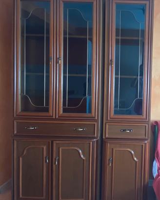 credenza in legno scuro con vetrine