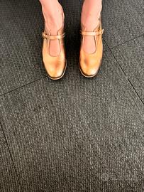 Scarpe dorate modello Mary Jane lamarchigiana