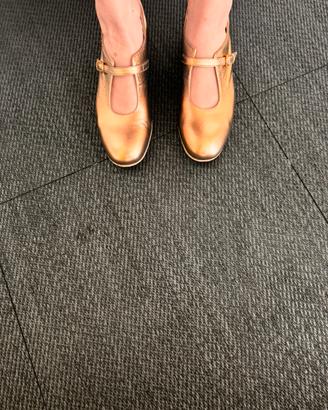 Scarpe dorate modello Mary Jane lamarchigiana