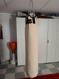 Sacco da boxe beige con catene per appendimento