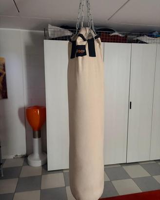 Sacco da boxe beige con catene per appendimento