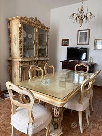Credenza antica e tavolo con sedie