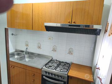 cucina , armadio e vetrinetta