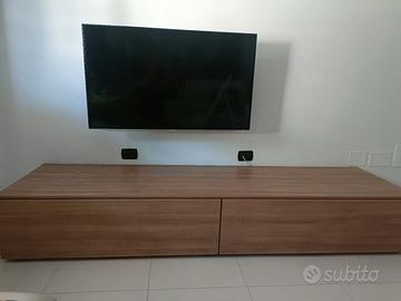 Madia bassa rettangolare in legno marrone .