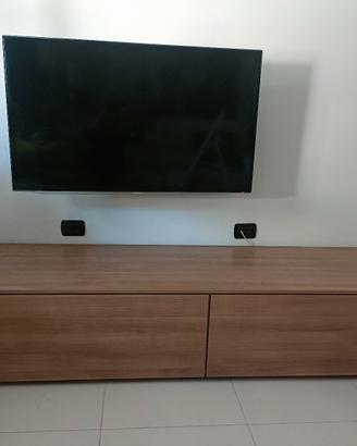 Madia bassa rettangolare in legno marrone .