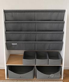 Libreria con porta giochi.