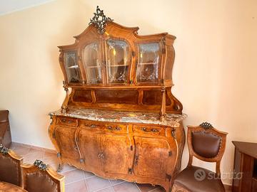 Elegante arredamento d’epoca credenza e specchiera