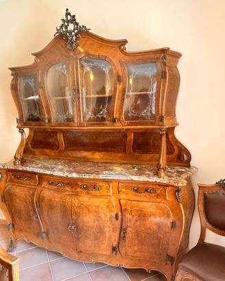 Elegante arredamento d’epoca credenza e specchiera