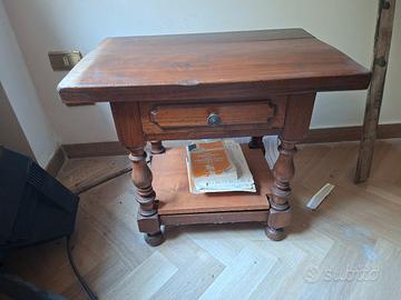 Comodino  in stile Rinascimento in legno massiccio