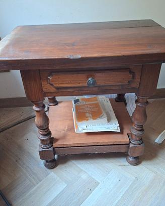 Comodino  in stile Rinascimento in legno massiccio
