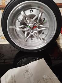 Particolare orologio da muro a forma di ruota