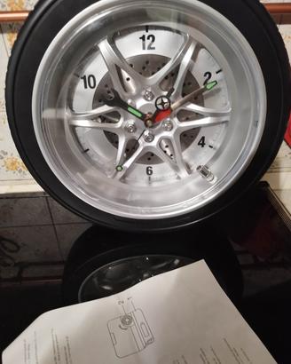 Particolare orologio da muro a forma di ruota