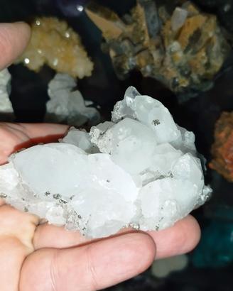 minerali da collezione. Quarzo con pirite 