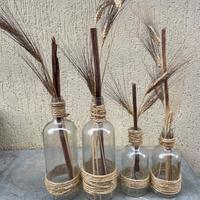 Composizione bottiglie decorative