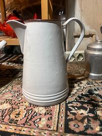 Vecchia brocca smaltata bianca