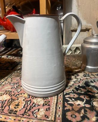 Vecchia brocca smaltata bianca