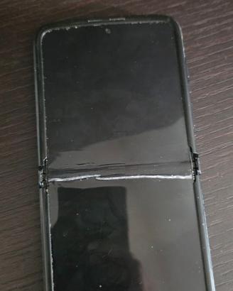 Motorola Razr 2022 con schermo da sostituire