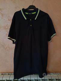 Polo uomo blu scuro a maniche corte.