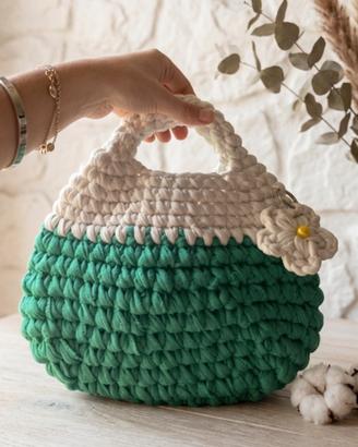 Borsa fatta a mano in fettuccia  con ciondolo