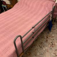 Letto e materasso con spondine