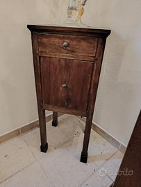 Mobile antico con cassetto e anta