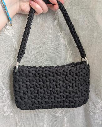 Borsa realizzata all'uncinetto