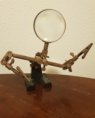 Oggetto vintage
"terza mano"+lente d'ingrandimento