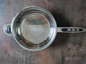 padella in acciaio con manico