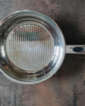 padella in acciaio con manico