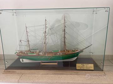 VELIERO tutto fatto a mano.